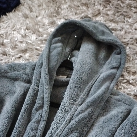 Cozy Gray Hooded Bathrobe - Picture 6 of 7